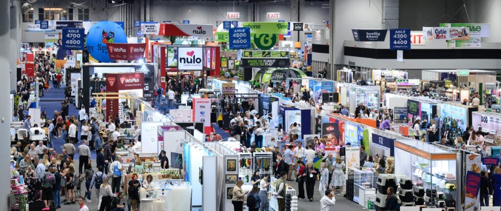 Tłum zwiedzających na targach Global Pet Expo przed stoiskiem Natural Farm